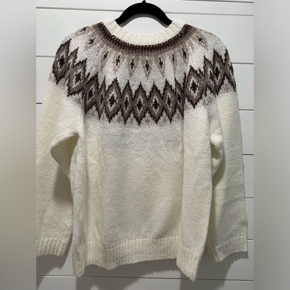 NWT, Old Navy white sweater. - Picture 2 of 7